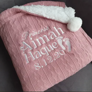 Персонализированное одеяло из Кабельной Вязки для Ребенка / Малыша, на котором Вышито имя или Дата рождения с Помпонами и Подкладкой из Шерп-Флиса