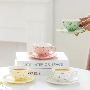 Роскошная кофейная чашка в европейском стиле с маленьким зеленым цветком и блюдцем с ложкой, керамическая цветная глазурь, цветочная чайная чашка, кружка для питьевой воды